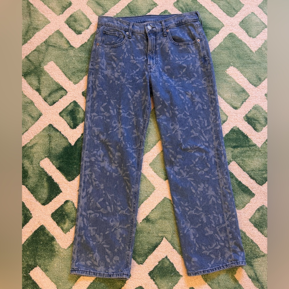 EUC Gap '90s Loose Fit Jeans featuring a laser floral print. EUC worn once sz 4P